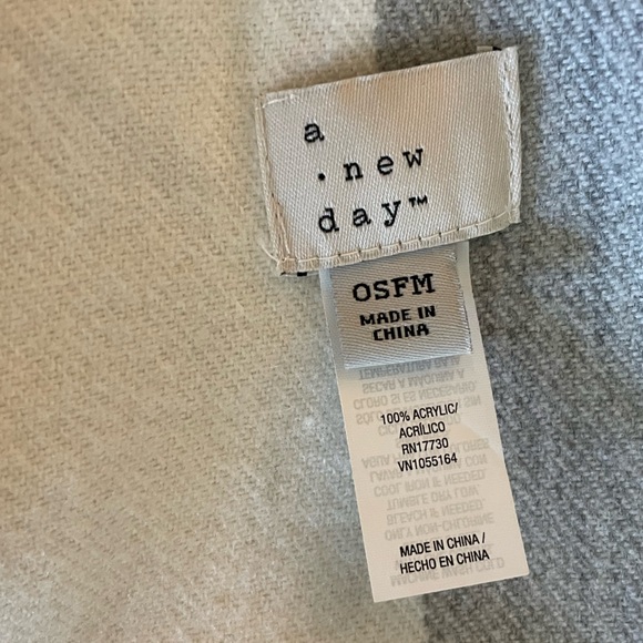 Target Shawl - Picture 3 of 3